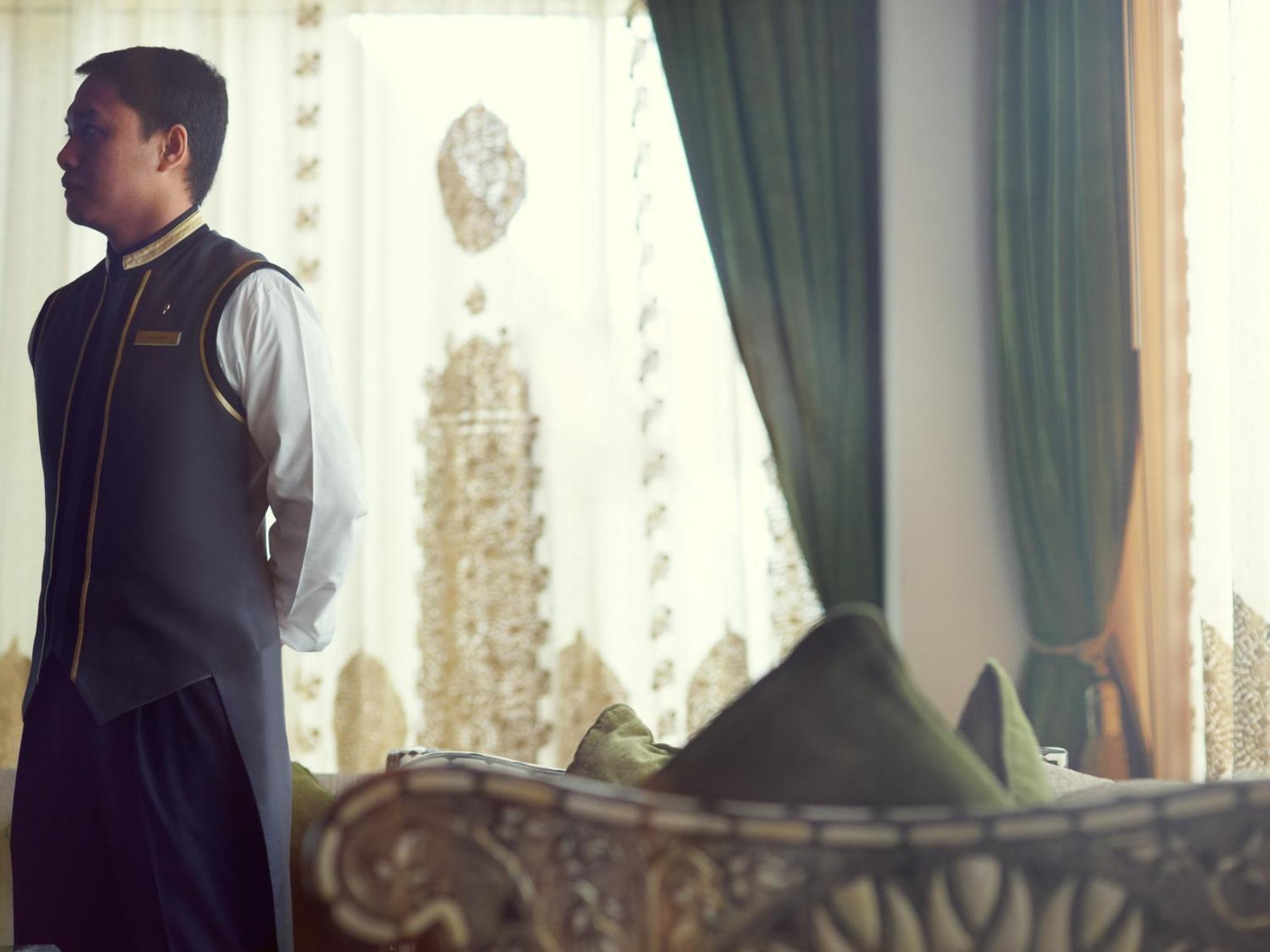 Raffles Dubai Hotel Exterior photo A Tajik man wearing a traditional dress