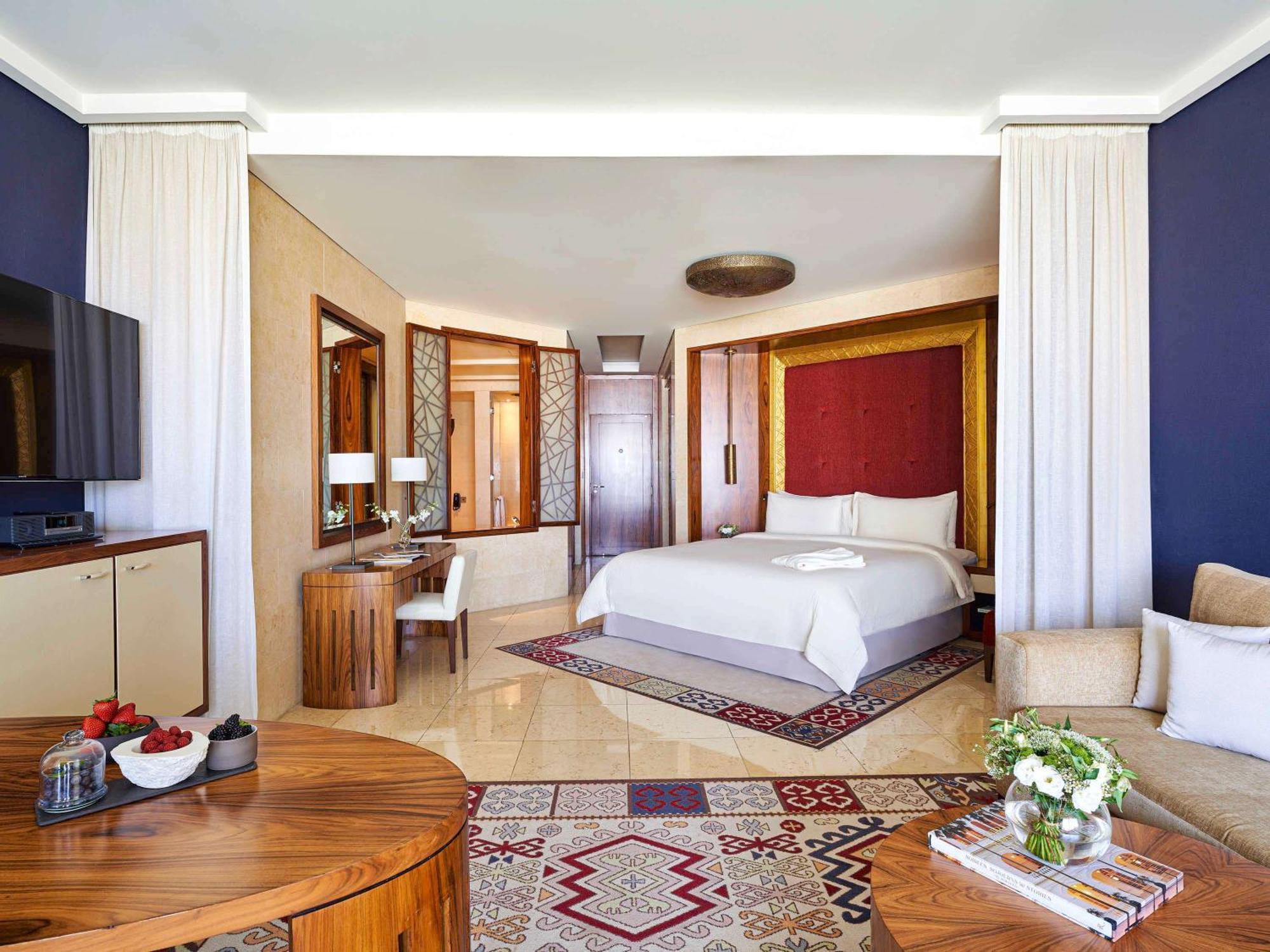Raffles Dubai Hotel Exterior photo A guest room at the Four Seasons Hotel